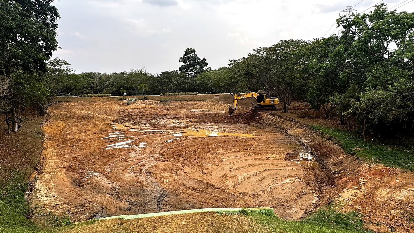Lago drenado durante a remoção de sedimentos com escavadeira
