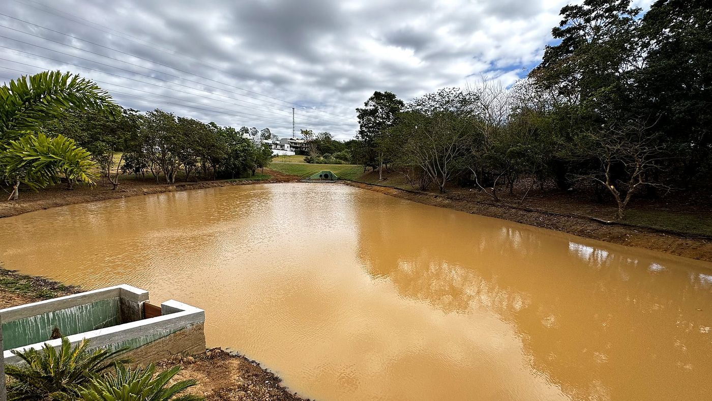 Lago desassoreado e cheio após a conclusão da obra