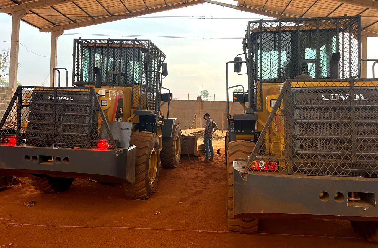Duas pás carregadeiras com cabine protegida por grade
