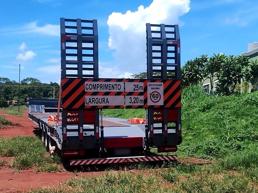 Carreta prancha rebaixada de 25 metros com rampas